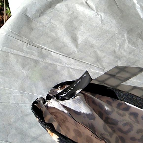 Nwt Cosmetic Cloth Bag - Picture 4 of 6